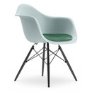 Eames Plastic Armchair DAW, Gris bleuté, Avec coussin d'assise, Menthe / forêt, Version standard - 43 cm, Érable noir