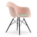 Eames Plastic Armchair DAW, Rose pâle, Avec coussin d'assise, Gris chaud / ivoire, Version standard - 43 cm, Érable noir
