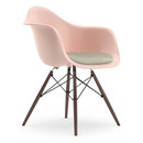 Eames Plastic Armchair DAW, Rose pâle, Avec coussin d'assise, Gris chaud / ivoire, Version standard - 43 cm, Érable foncé