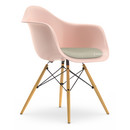 Eames Plastic Armchair DAW, Rose pâle, Avec coussin d'assise, Gris chaud / ivoire, Version standard - 43 cm, Frêne tons miel