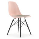 Eames Plastic Side Chair DSW, Rose pâle, Avec coussin d'assise, Gris chaud / ivoire, Version standard - 43 cm, Érable noir