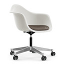 Eames Plastic Armchair PACC, Blanc, Avec coussin d'assise, Gris chaud / marron marais